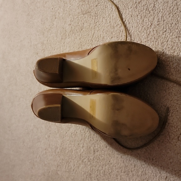 Tan lace up booties. Great condition. Approx 3.5 in chunky heel. Size 8. - Picture 4 of 6